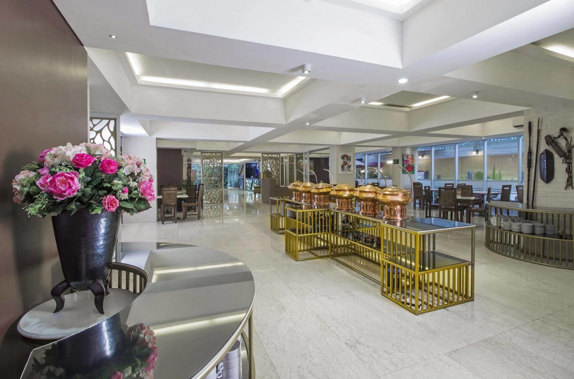 Reddoorz Premium @ Thamrin Kebon Sirih Hotel Jakarta Kültér fotó