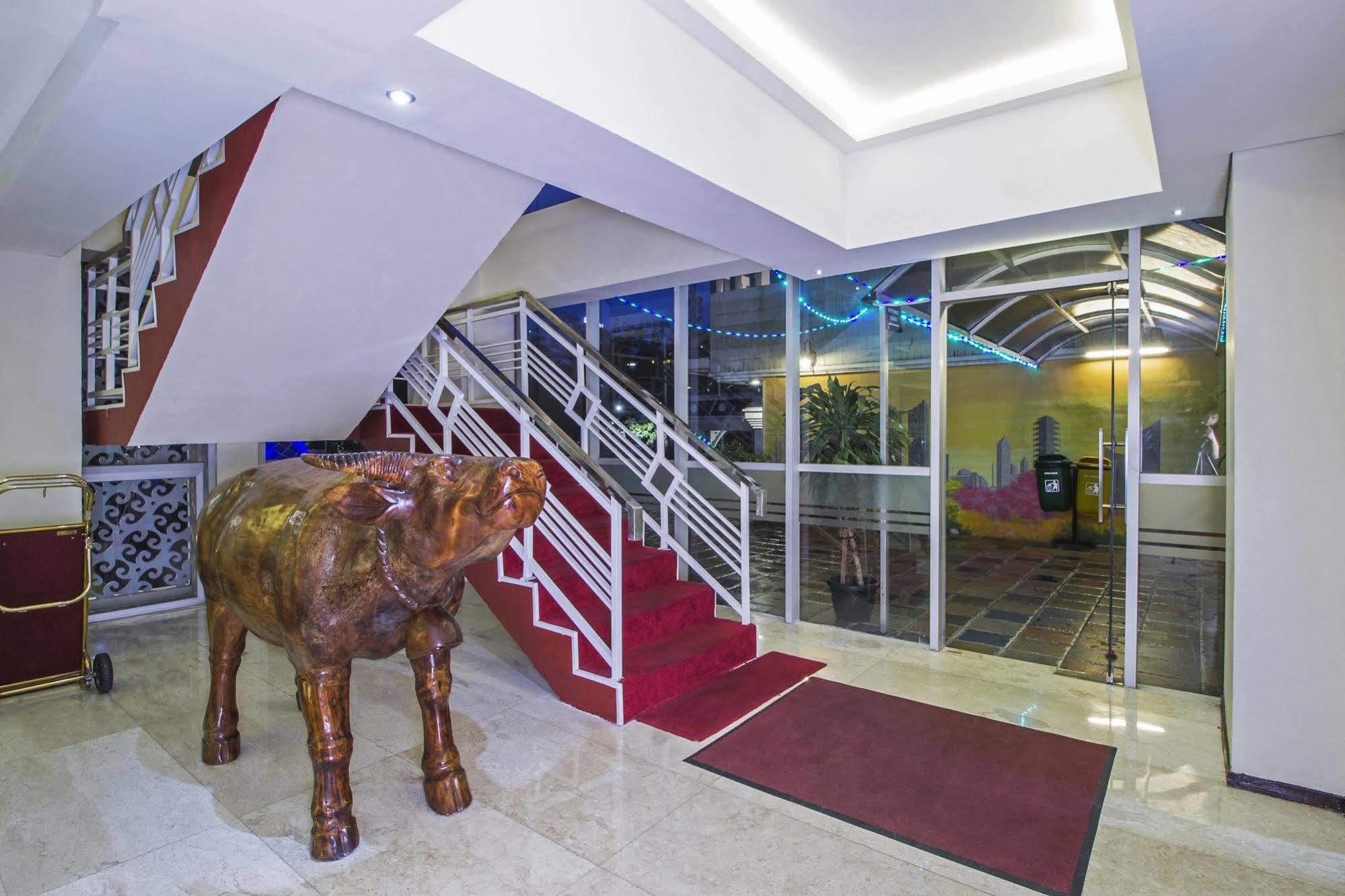 Reddoorz Premium @ Thamrin Kebon Sirih Hotel Jakarta Kültér fotó