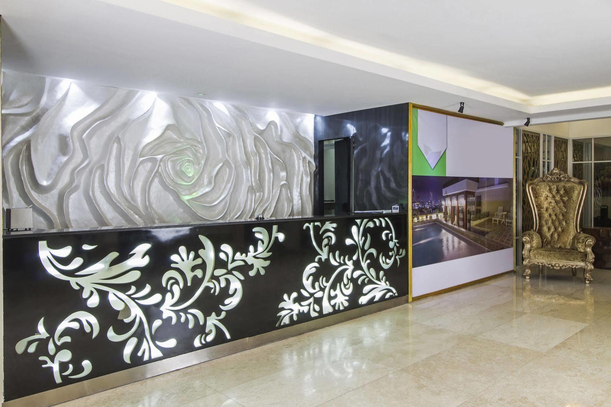 Reddoorz Premium @ Thamrin Kebon Sirih Hotel Jakarta Kültér fotó