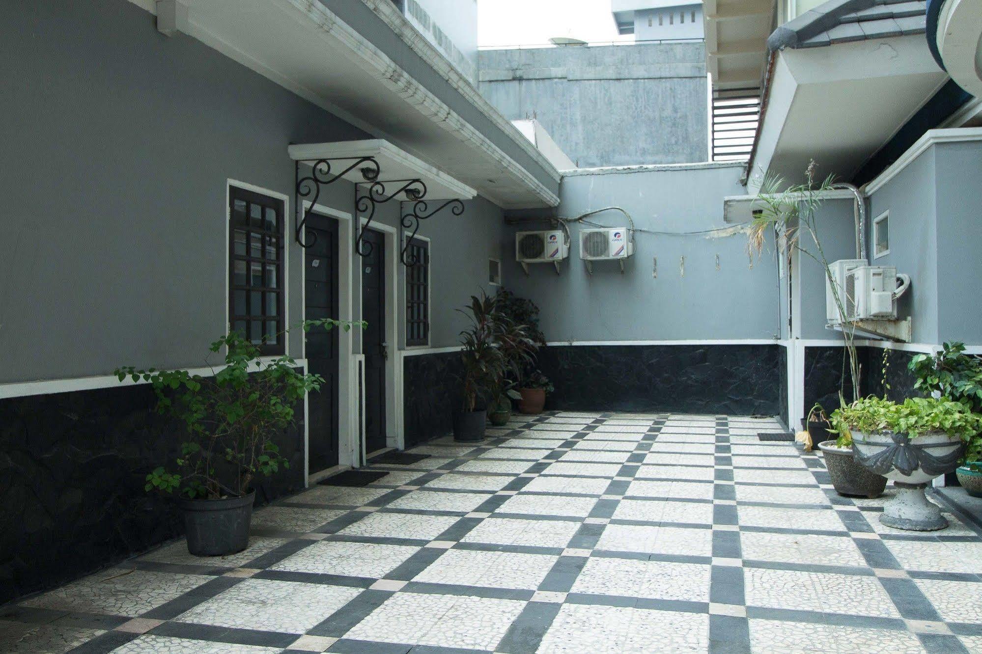 Reddoorz Premium @ Thamrin Kebon Sirih Hotel Jakarta Kültér fotó